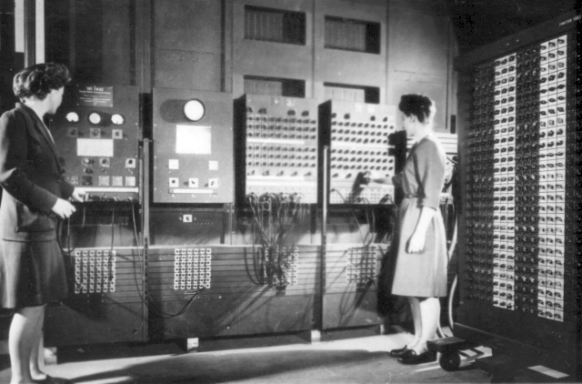 File:Two women operating ENIAC.gif
