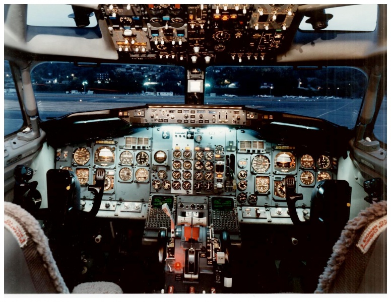 File:Boeing 737-200 Flight Deck.jpg
