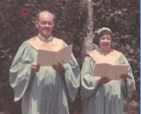 沃尔特斯爸爸和妈妈在教堂合唱团唱歌