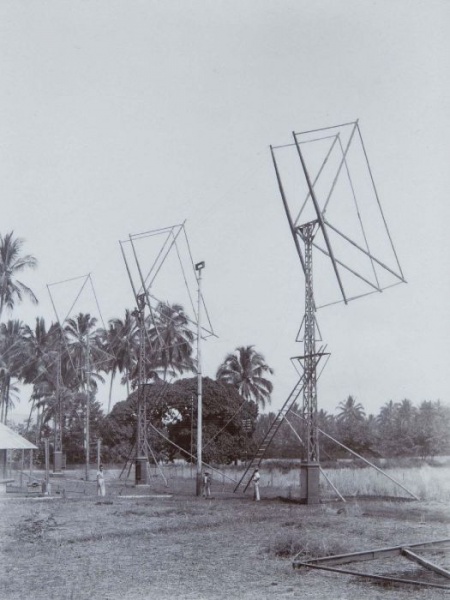 File:COLLECTIE TROPENMUSEUM Beam antennes van Radiostation Tjimindi TMnr 60019367.jpg