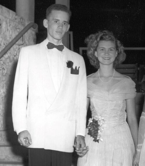 1950年高中毕业舞会上的Walter和Jane
