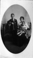 Stephen Lucas , Hedley Lucas with mother Edith probably cerca 1916