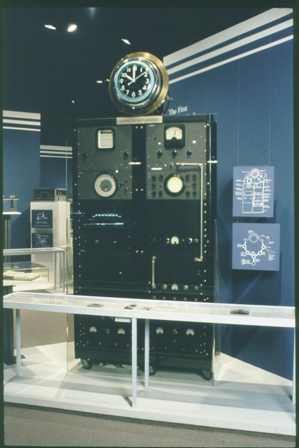 Атомные часы с секундами. Цезиевые атомные часы. Атомные часы NBS-1. Сверхточные атомные часы. Луи Эссен первые атомные часы.