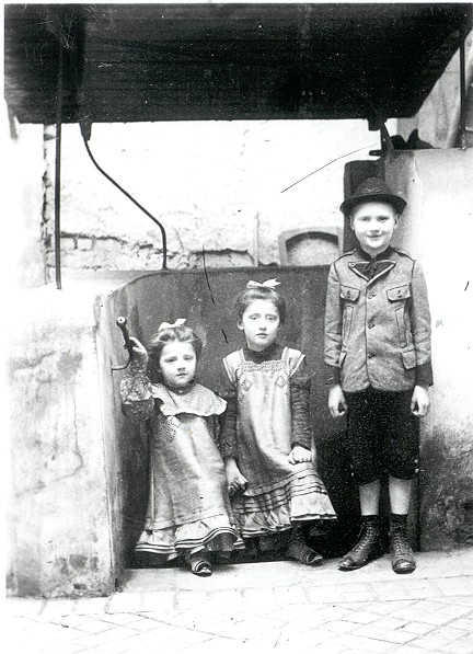 File:1003 - Weber with sisters.jpg