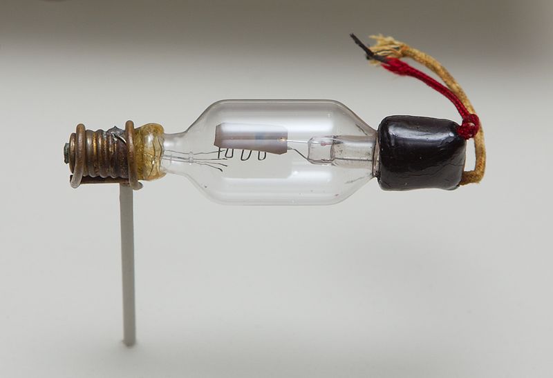 File:Electrodes Le de Forrest Triode tube 1906 Attribution.jpg