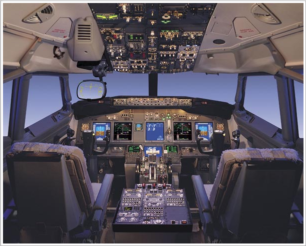 File:Boeing 737 Next Generation Flight Deck.jpg