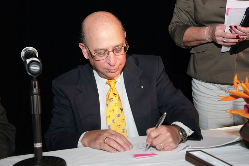 File:Bruce Eisenstein signing the merger document.jpg