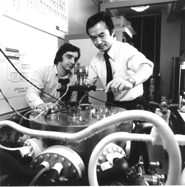File:A.Y.Cho and his assistant in MBE Lab 1970.png