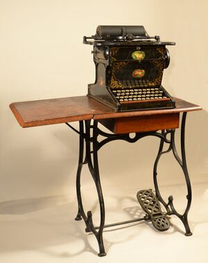 https://ethw.org/w/images/thumb/4/4d/Sholes_%26_Glidden_%27Type_Writer%27_manufactured_by_Remington.jpg/300px-Sholes_%26_Glidden_%27Type_Writer%27_manufactured_by_Remington.jpg