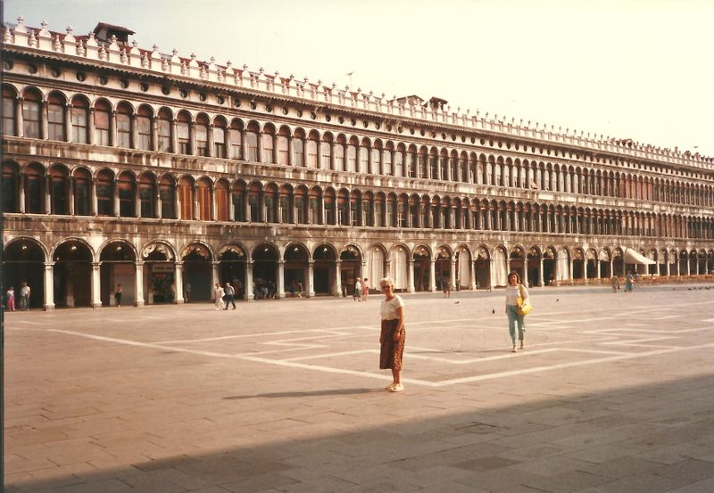 File:Lonely in Piazza.jpg