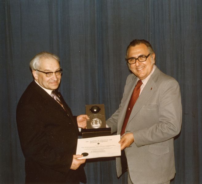 File:5756-001 - Guarrera and Kotelnikov at Popov Society Congress 1974.jpg