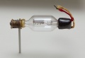 Electrodes Le de Forrest Triode tube 1906 Attribution.jpg