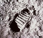 62043main Footprint on moon.jpg
