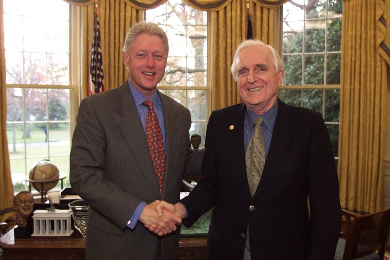 File:8-Clinton-Engelbart-2000.jpg
